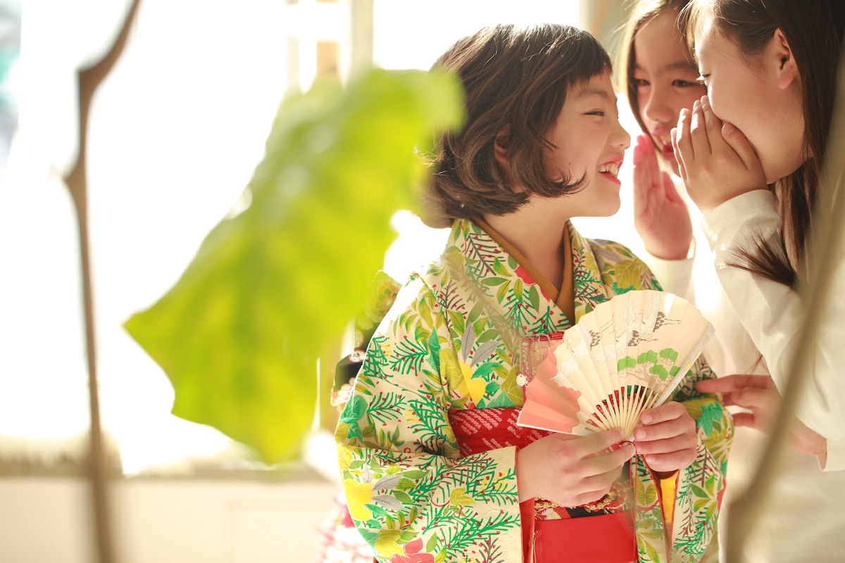 一軒家フォトスタジオで撮影する親子 自然光と緑に囲まれた空間