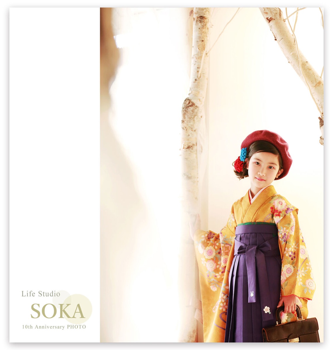 フォトスタジオで撮影する子ども 自然光が差し込む明るいスタジオ