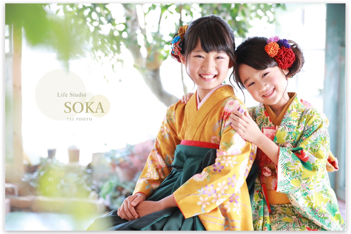 七五三撮影 着物姿で仲良く笑う姉妹