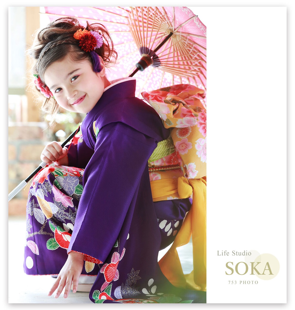 七五三の前撮り 和傘を持った着物姿の女の子