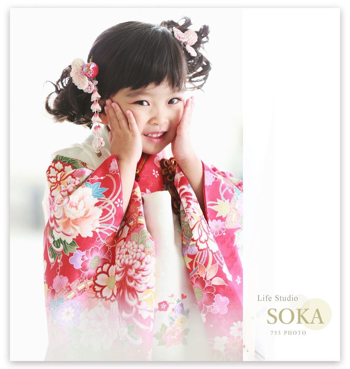 七五三 3歳の女の子 ピンクの着物で可愛いポーズ