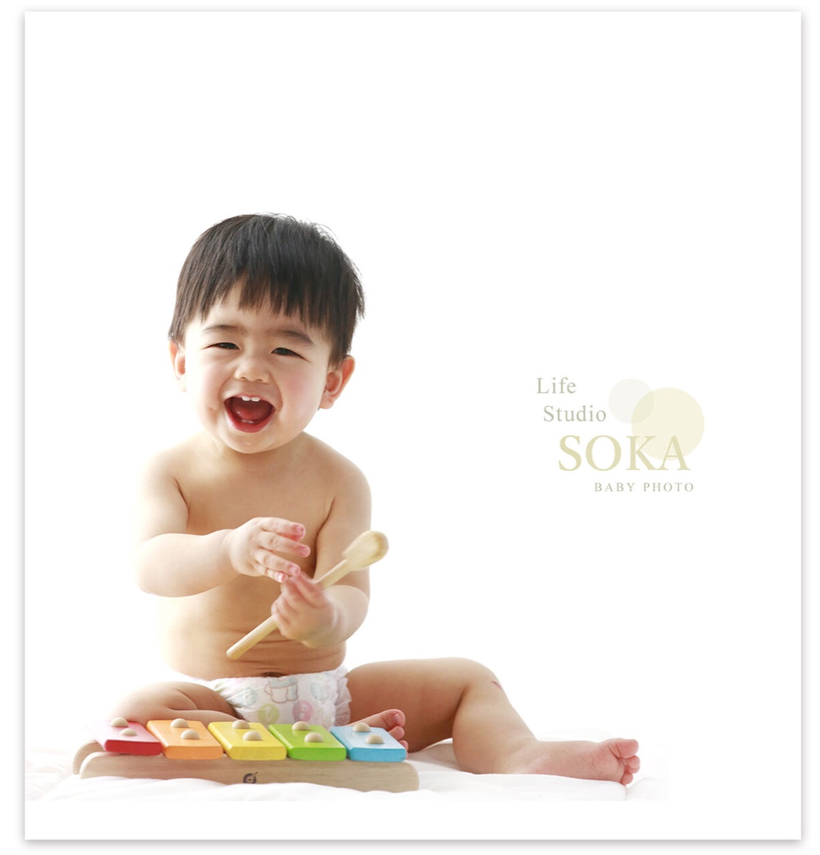 フォトスタジオで笑顔の赤ちゃん 楽器で遊びながら撮影