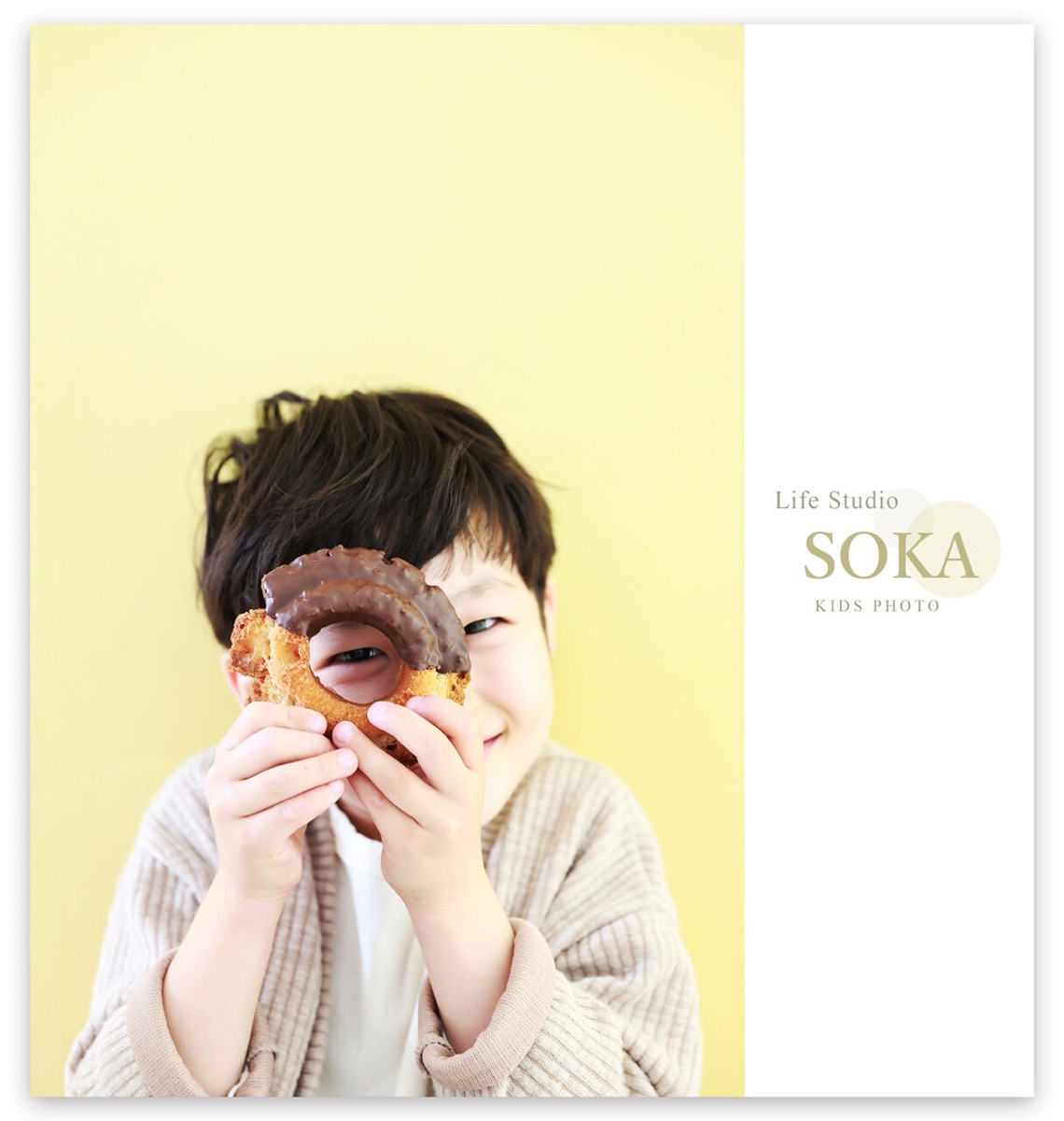 フォトスタジオで楽しそうにドーナツを持つ男の子